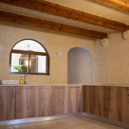 4 Bedroom With Private Pool * Għarb