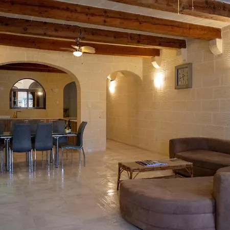 4 Bedroom With Private Pool בית נופש *