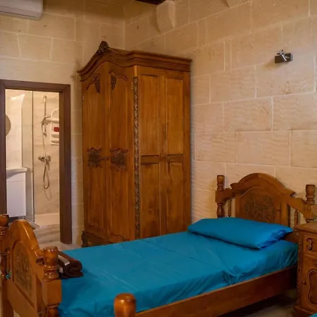 4 Bedroom With Private Pool Għarb