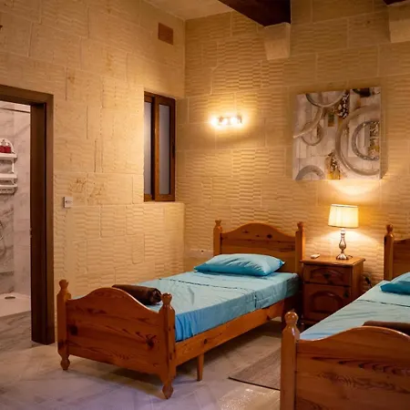 4 Bedroom With Private Pool Semesterbostad Għarb