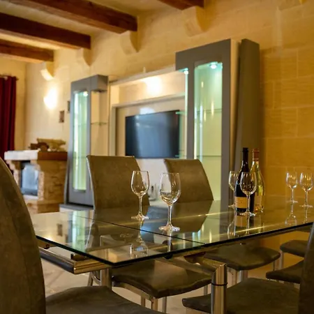 4 Bedroom With Private Pool Għarb
