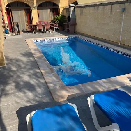4 Bedroom With Private Pool Semesterbostad