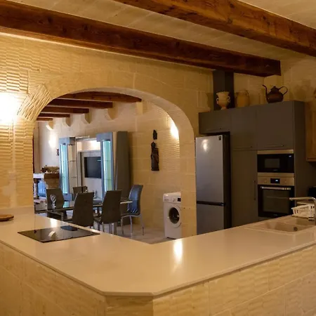 Semesterbostad 4 Bedroom With Private Pool Għarb