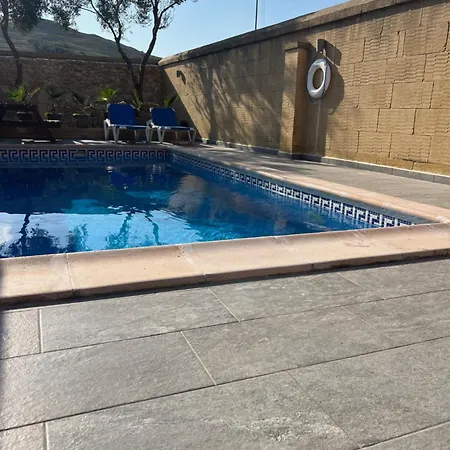 4 Bedroom With Private Pool Għarb