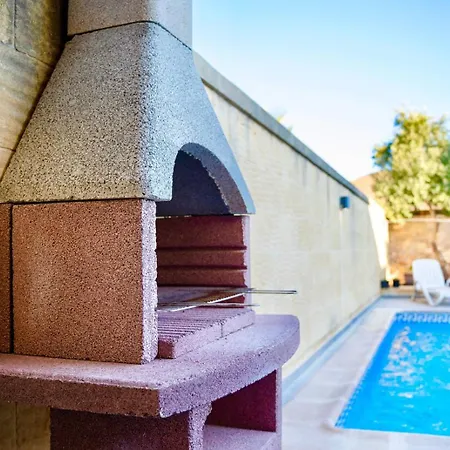 Feriehus 4 Bedroom With Private Pool Għarb