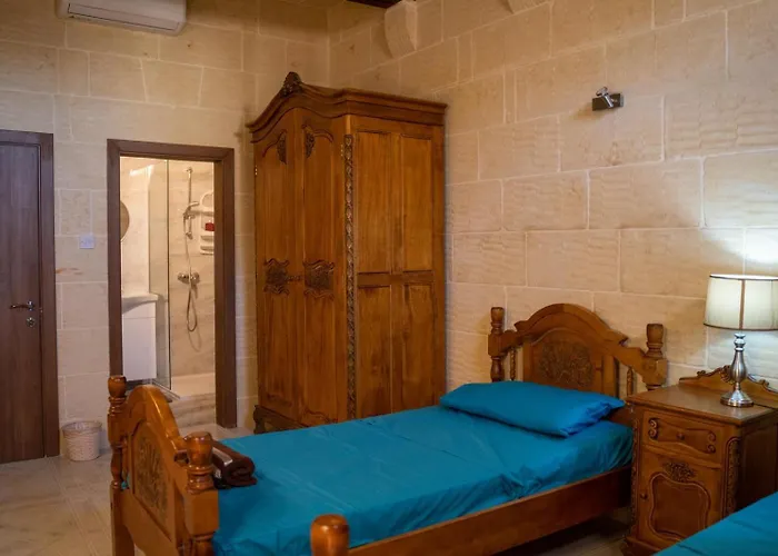 4 Bedroom With Private Pool Għarb