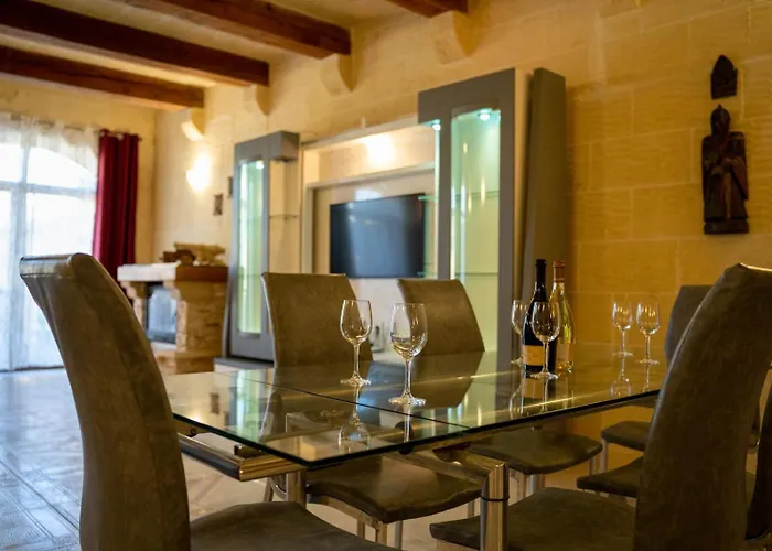 4 Bedroom With Private Pool Għarb