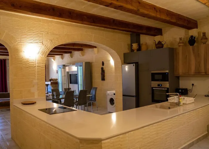 Σπίτι διακοπών 4 Bedroom With Private Pool Għarb