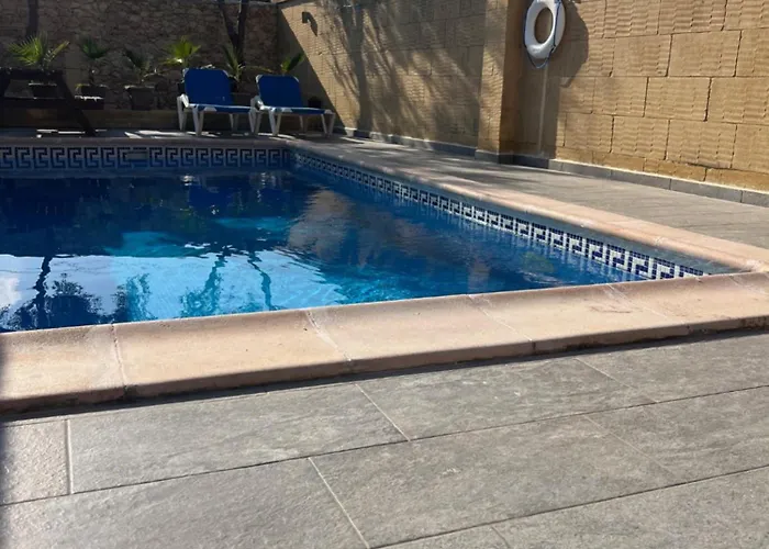 4 Bedroom With Private Pool Għarb