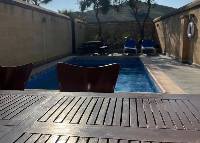 4 Bedroom With Private Pool * Għarb
