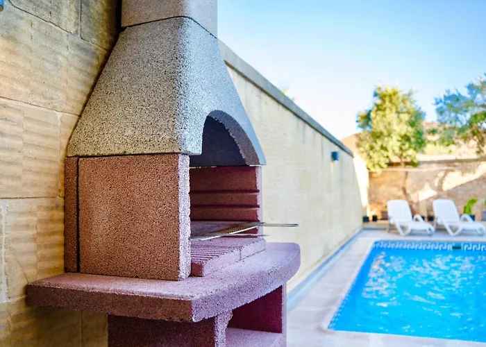 Σπίτι διακοπών 4 Bedroom With Private Pool Għarb